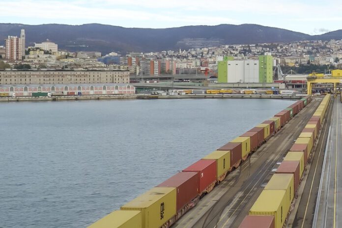 CONTAINERS TRIESTE PORTO28ccde45724c19582c780e9e2d66614c CONTAINERS TRIESTE PORTO