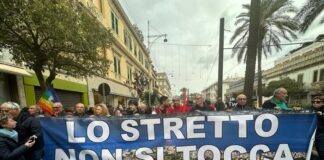 NO PONTE IN RITARDO A MESSINA CAUSA… TRAGHETTO! E AL CORTEO SONO SOLO MILLE manifestazione no ponte2/12/23