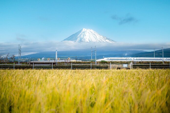 Shizuoka,,Japan,-,November,22,,,2023:,Landscape,Of,Shinkansen giappone alta velocità Shizuoka,,Japan,-,November,22,,,2023:,Landscape,Of,Shinkansen giappone alta velocità