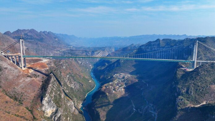 HUAJIANG GRAND CANYON BRIDGE: LA CINA FIRMA IL PONTE SOSPESO PIÙ ALTO DEL MONDO