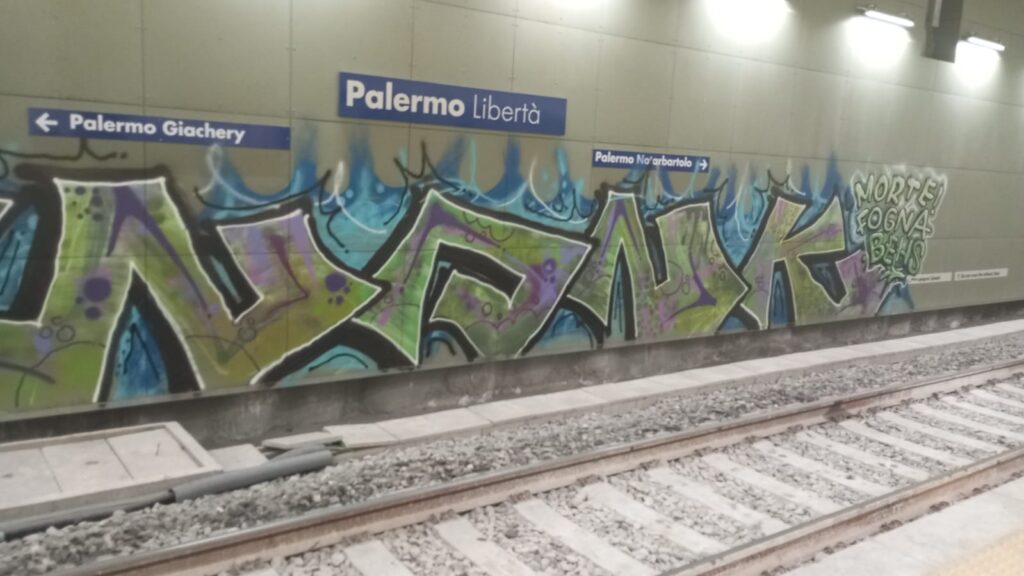 LIBERTA fermata graffiti