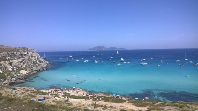 Favignana_Cala_Rossa_2_-_panoramio (1)