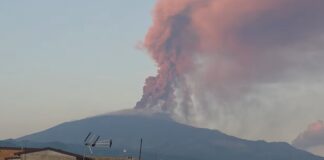 ETNA, CENERE SU CATANIA: LIMITATI I VOLI IN ARRIVO A FONTANAROSSA